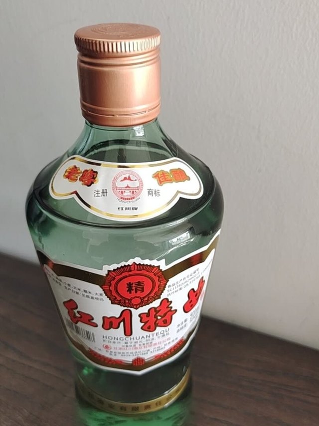 包装设计：瓶子造型很有特点，包装复古很喜
