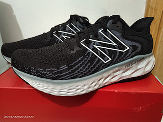 Newbalance定级缓震系跑鞋