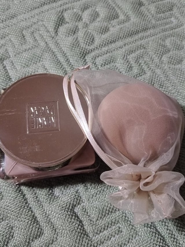 之前用过一瓶，大大的美妆蛋正好塞到瓶子里