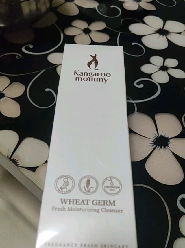 包装挺好的，还送了眼膜贴，正好需要用到，