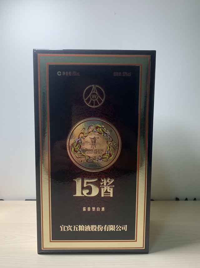 新酒，倒出来要醒十来分钟（立刻闻、喝的话