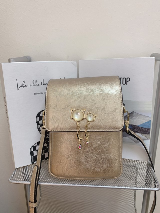 手机包包小巧方便携带