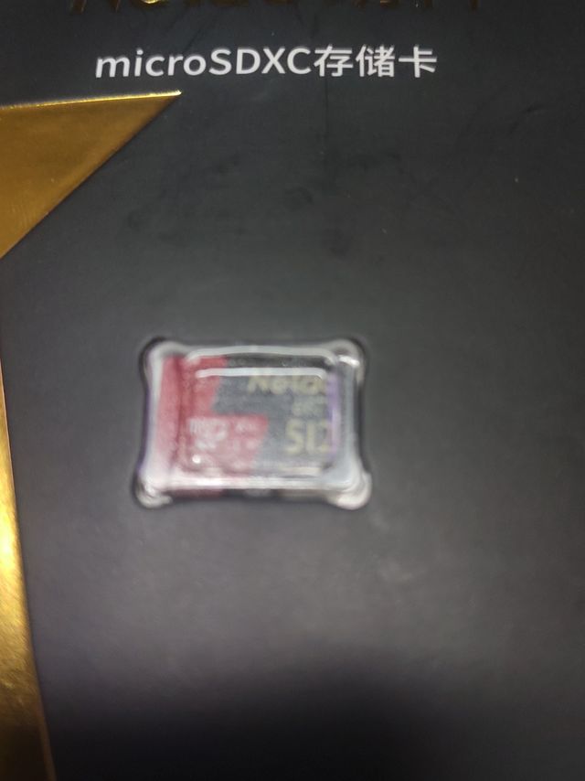 黑色包装的512内存卡。