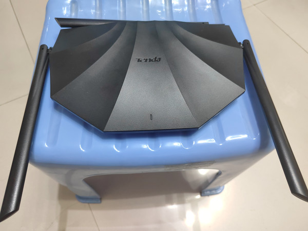 安装简单,最重要的是,的确比wifi5要