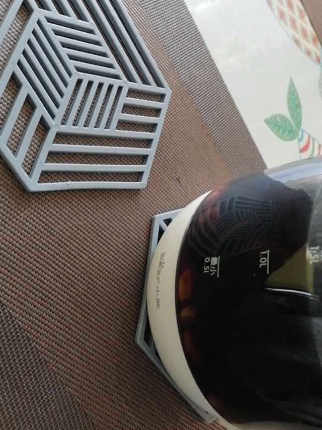 新家买的防烫杯垫，颜色雅致大方，尺寸适合