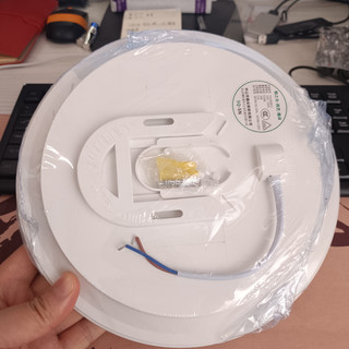 20瓦的白光吸顶灯，买来作为储物间照明真不错
