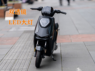 提了辆雅迪VFLY Z100豪华智能电动车