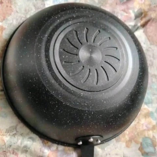 锅柄是木质的，配备一个超长的螺栓拉杆，