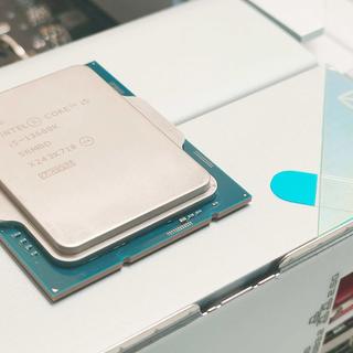技嘉雪鹰AERO G主板CPU大核心超频小试上手，跟着我一起玩转CPU超频：CINEBENCH R23单核轻松突破2100分！