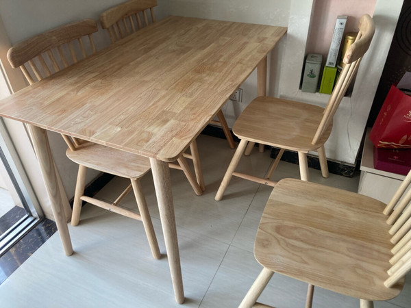 
餐桌是全实木，非常漂亮结实，安装方便，