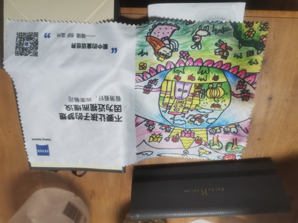 眼镜做工精细，防伪标志齐全，很不错，性价