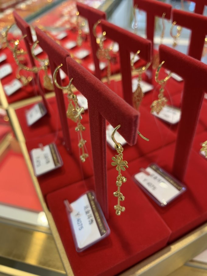 周六福黄金耳饰