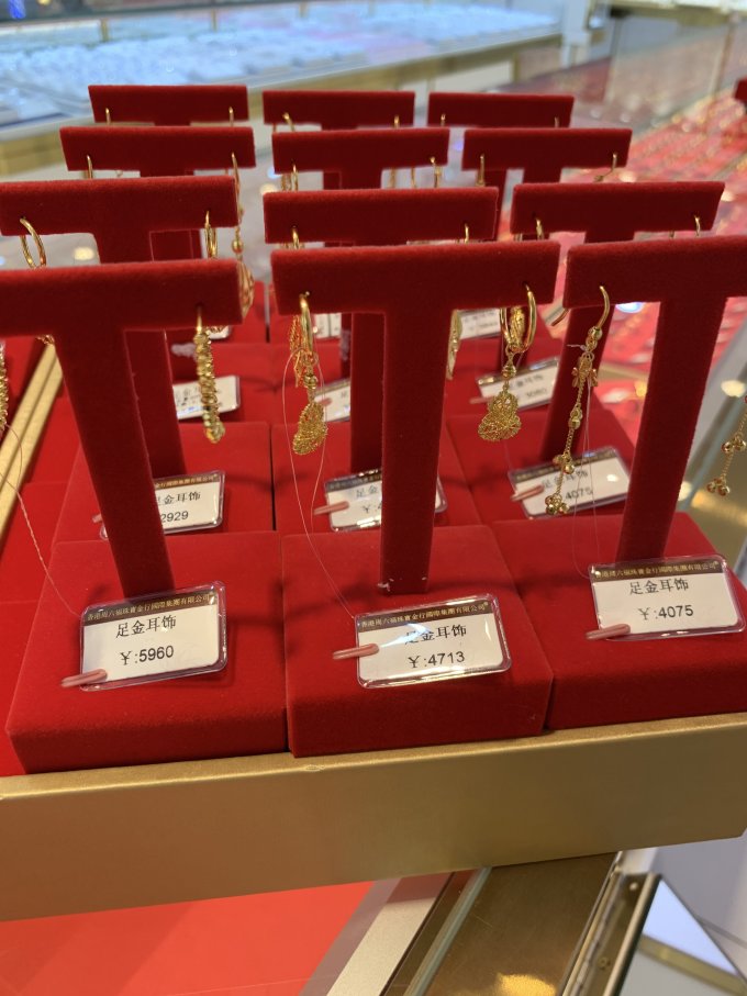 周六福黄金耳饰