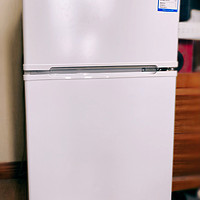 小冰箱挺方便，就是冷冻室越用越小