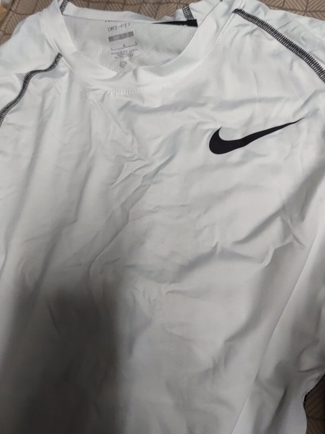 
尺码刚好合适，大小略紧，袖子和衣身略长