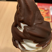 女生爱吃的麦当劳巧克力冰淇淋