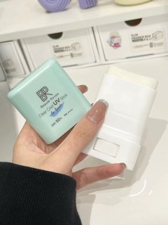 我看看谁还在用手涂防晒？