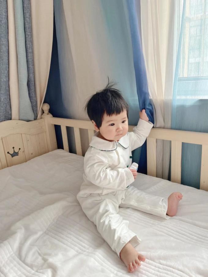 婴儿服