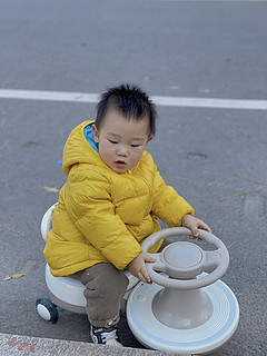 震惊！浙江一孩子骑了这个扭扭车，不肯下来