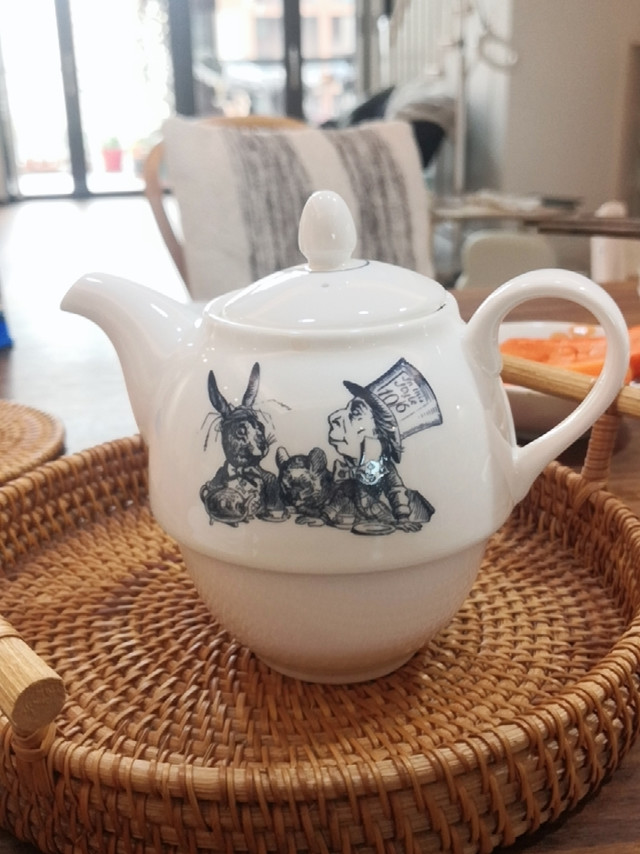 实物非常精致可爱,容量也是刚刚好。考虑再