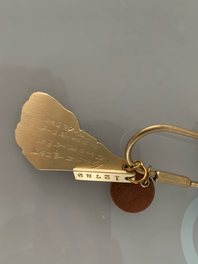 这款钥匙扣挂件形状优美，像一片树叶。质地