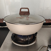 不粘锅体和匀热控油技术，不粘锅易清洗