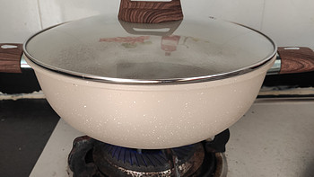 不粘锅体和匀热控油技术，不粘锅易清洗