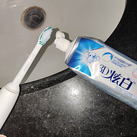 保护牙齿我用上佳洁士3D炫白牙膏