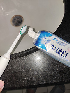 保护牙齿我用上佳洁士3D炫白牙膏
