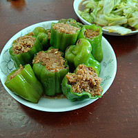 露营的时候带什么好吃的：有很多肉，但不油腻的辣椒酿肉。将精瘦肉和纯肥肉和软骨（猪肉）分别剁成臊子