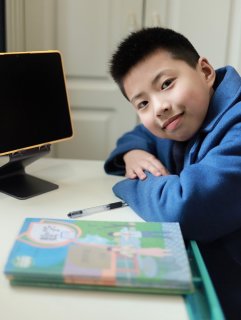   得！儿子的功课以后还是交给它吧！