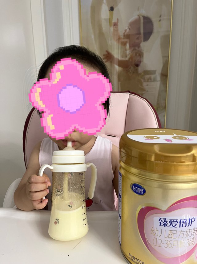 宝宝从小一直喝飞鹤，很易溶，每次喝奶都特