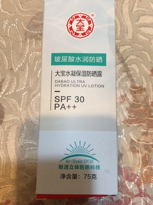 之前用过这个牌子的清爽不油腻，防晒效果也