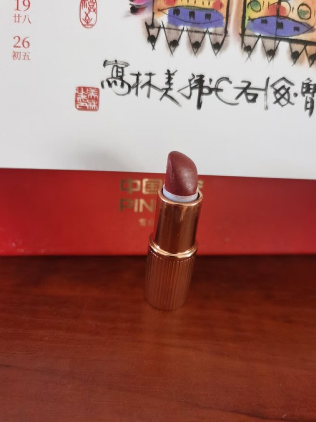 发货快，口红外壳挺漂亮好看的，材质做工都
