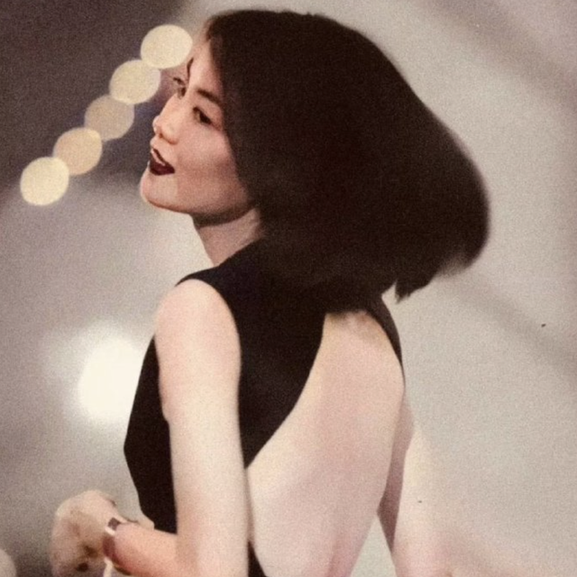 王菲96年就穿“露背装”前卫惊艳， Ann Demeulemeester品牌为何再次大火？