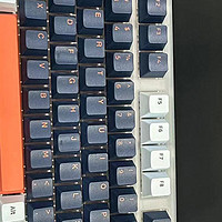 JAMES DONKEY RS6 三模机械键盘是一款高品质的机械键盘，它采用了红轴开关，这种开关通常被认为是游戏玩家的首选