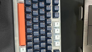 JAMES DONKEY RS6 三模机械键盘是一款高品质的机械键盘，它采用了红轴开关，这种开关通常被认为是游戏玩家的首选