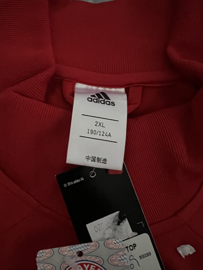 阿迪达斯足球服