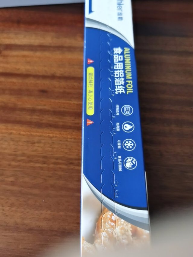 有锯齿，很方便，用多少撕下多少，和烘培纸