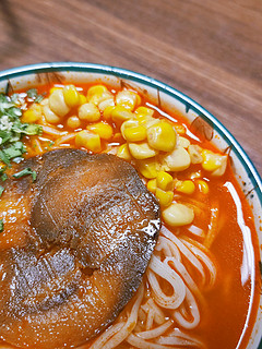 大块叉烧茄汁浓汤，幸福感就在这碗面里！