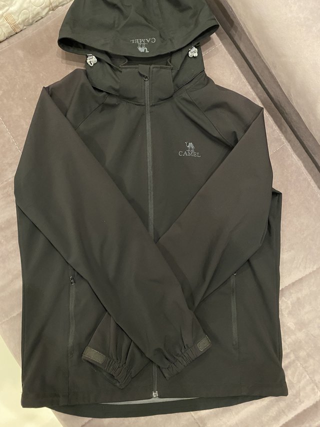 骆驼这个冲锋衣比皮肤衣就厚那么一点