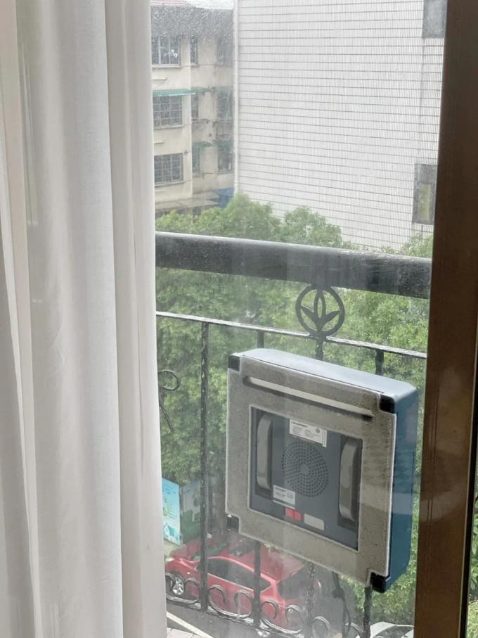 蓝宝擦窗机器人