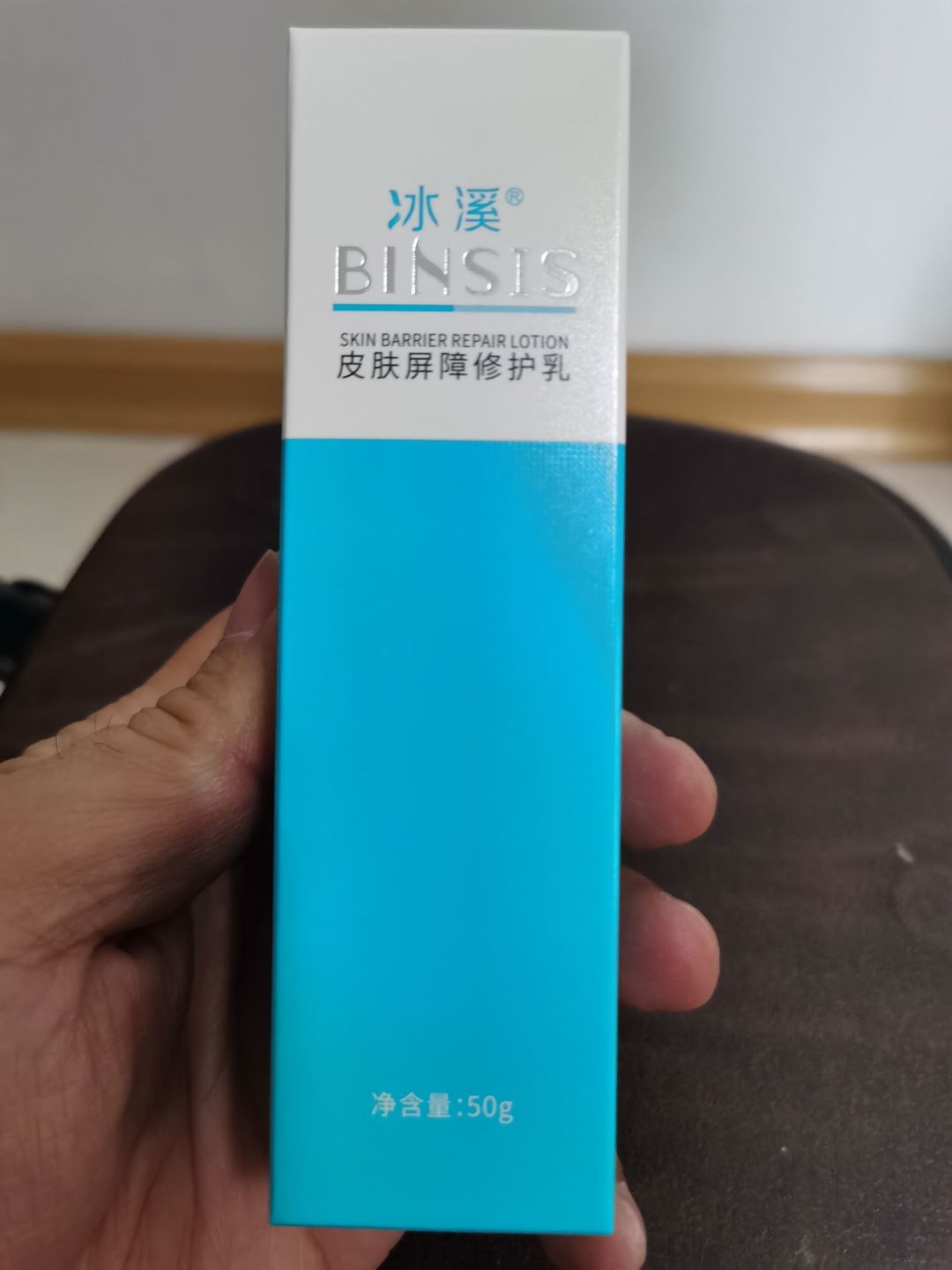 冰溪皮肤屏障修复乳一般含有钙离子和腺体胺等物质,通常可以渗透到