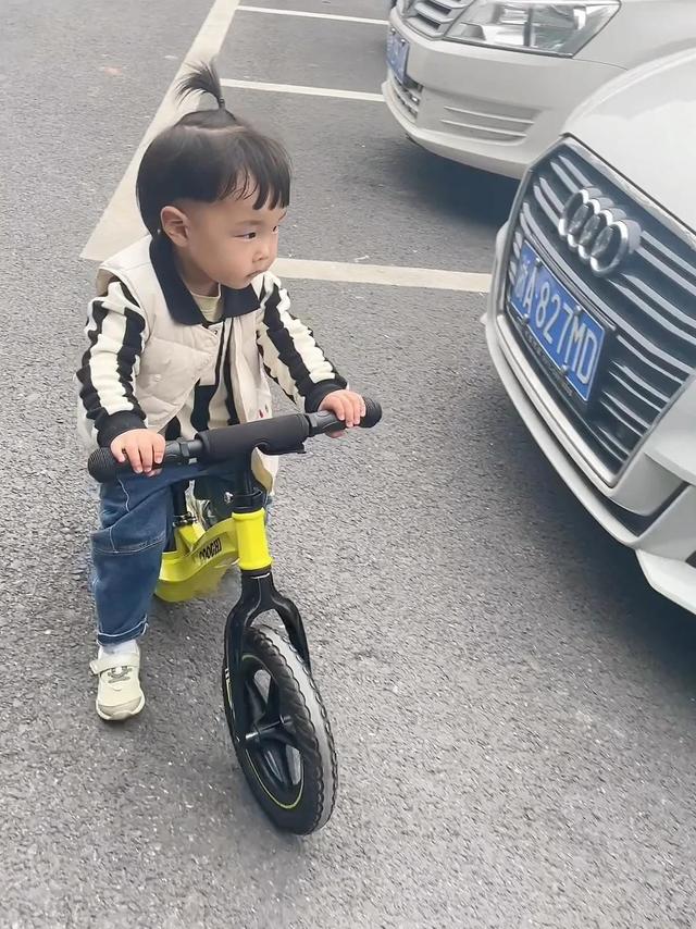 千万别让小孩骑平衡车……