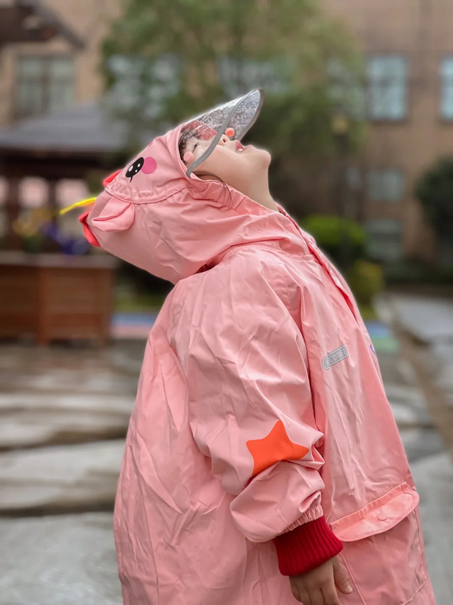 即便是下雨天☔️也挡不住她外出的心