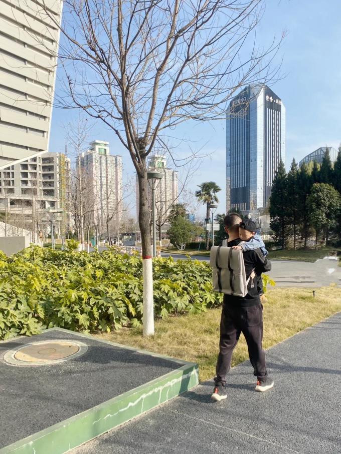 旅行背包