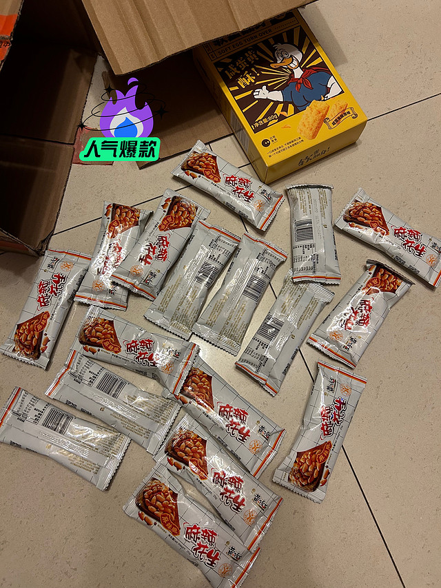 麻辣花生还是黄飞红的好吃，微辣口味，又酥