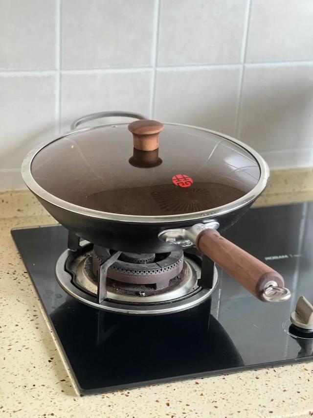 家常菜的烟火气，还得是铁锅