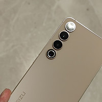 魅族20 Pro，其实仔细看，还是可以看到dToF