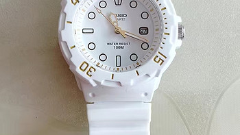 卡西欧白色金色手表。